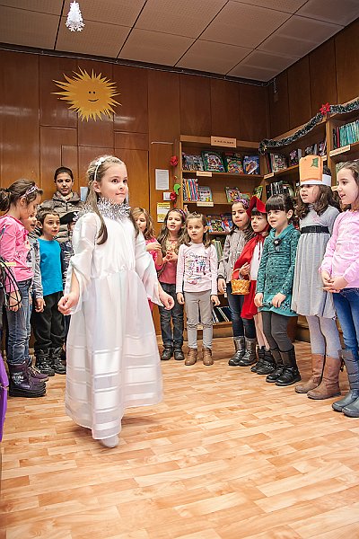 _DSC1994 copy.jpg - Откриване на изложба с рисунки на деца от ЦДГ "Синчец" в Детски и средношколски комплекс